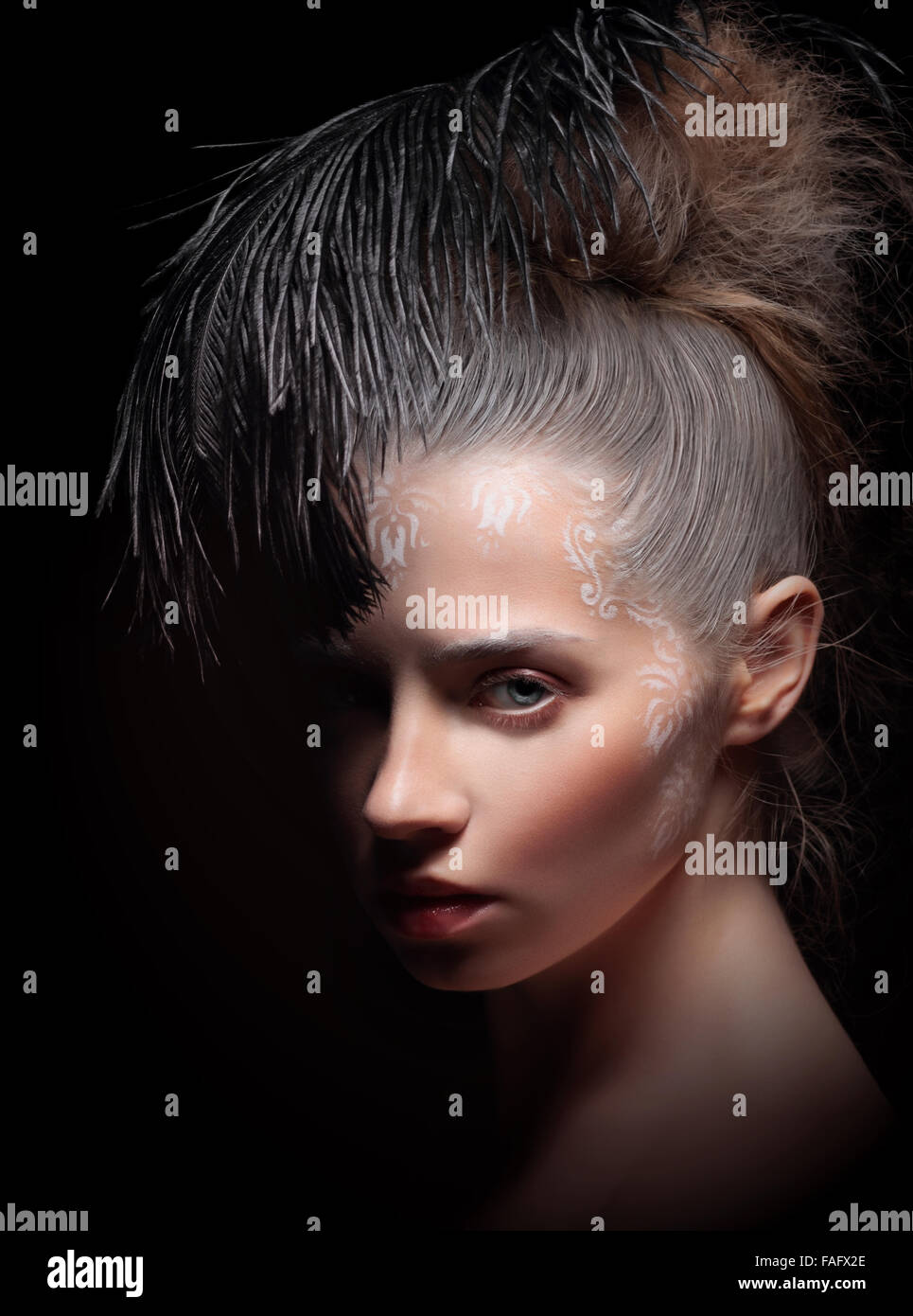 Bella donna con piuma. Arte per il make-up. Foto Stock