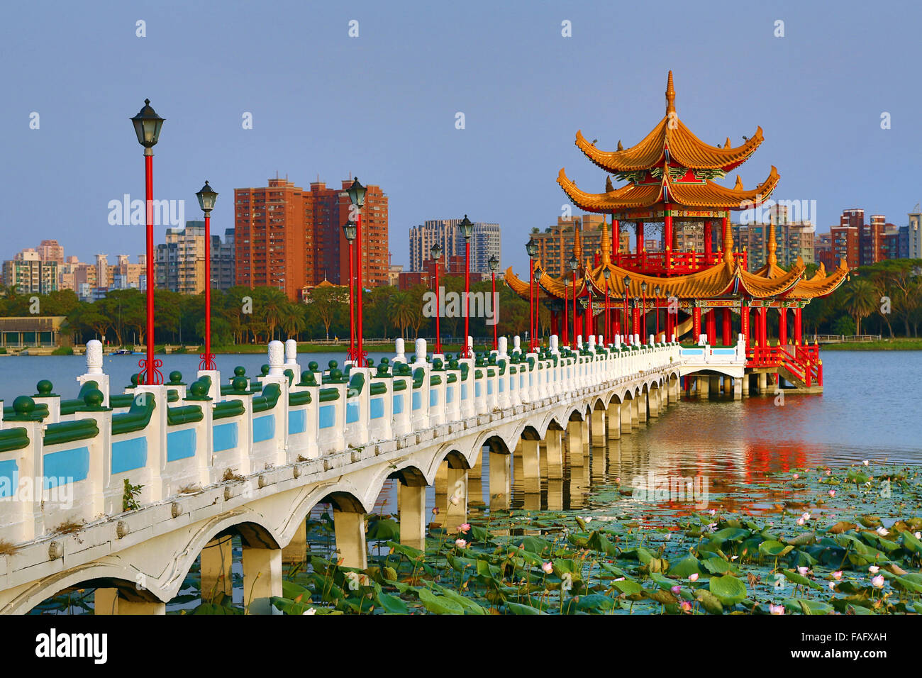 La pagoda cinese in primavera e autunno padiglioni complessa, Lotus Pond, Kaohsiung, Taiwan Foto Stock