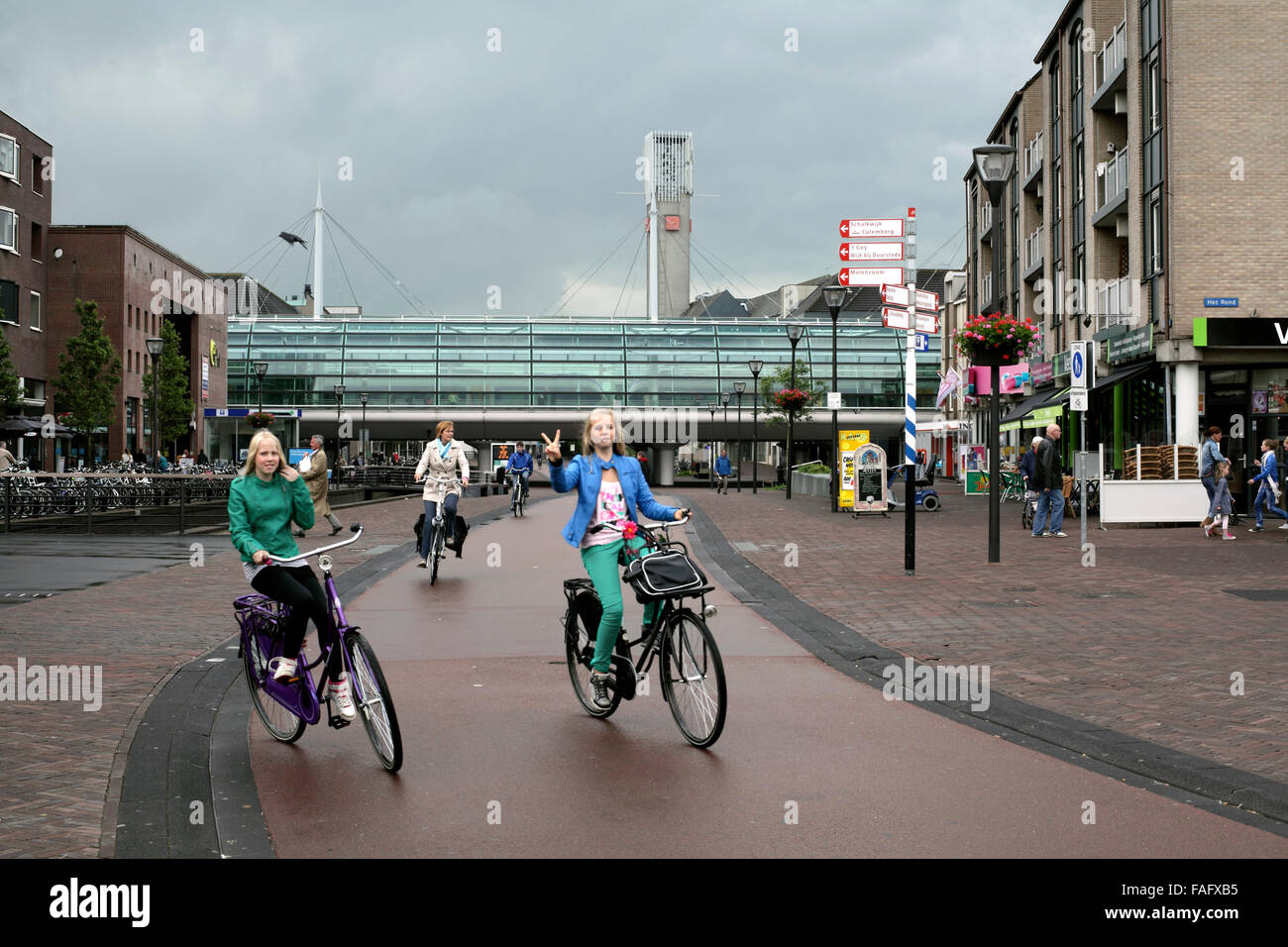 I ciclisti nel traffico libero centro di Houten, una nuova città nei pressi di Utrecht nei Paesi Bassi. Foto Stock