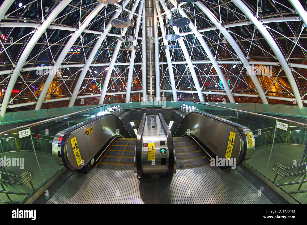 Scale mobili a Formosa Boulevard MRT Stazione della Metropolitana, Kaohsiung, Taiwan Foto Stock