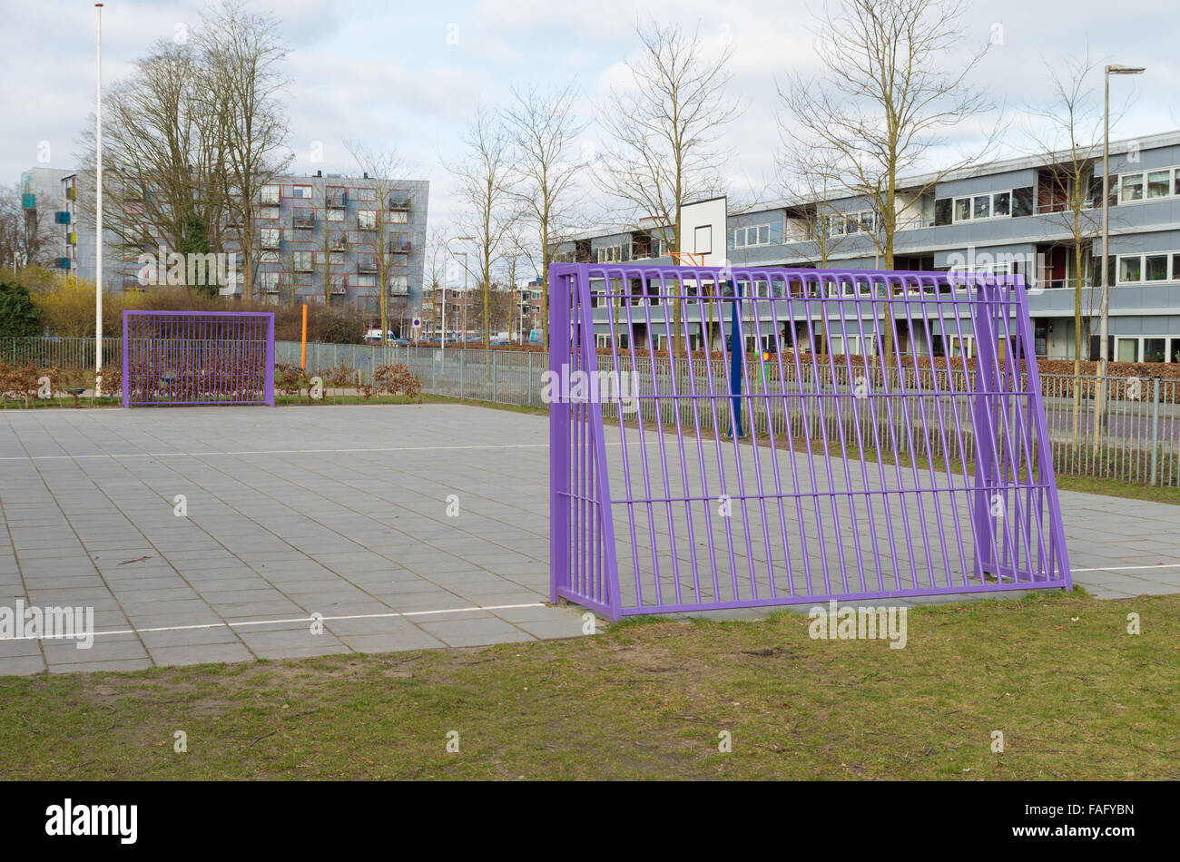 Parco giochi urbano con viola i goal Foto Stock