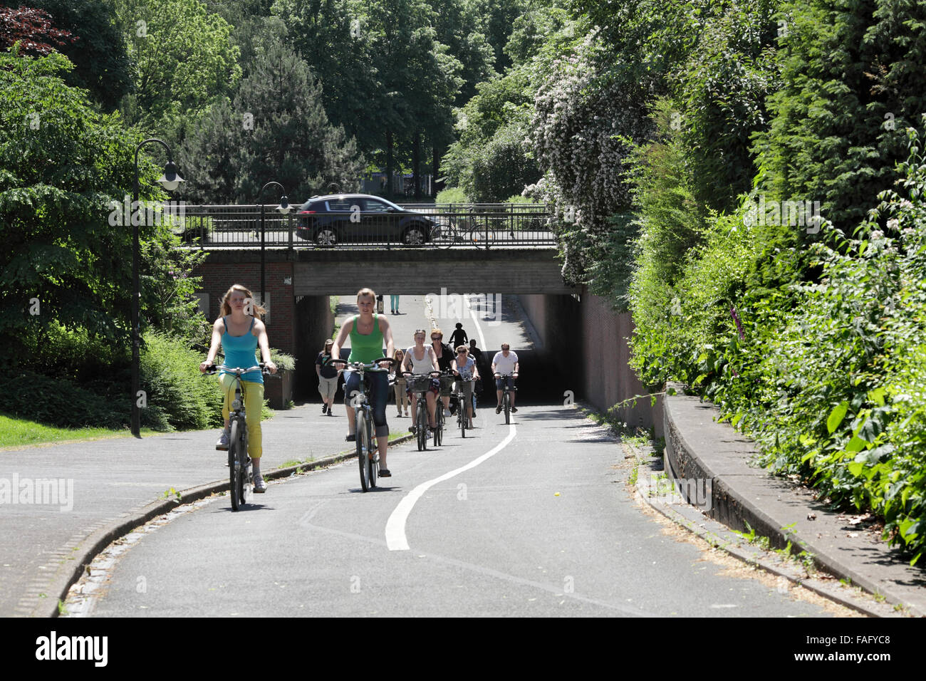 Ciclisti sulla Promenade di Münster (Muenster), Germania. Foto Stock