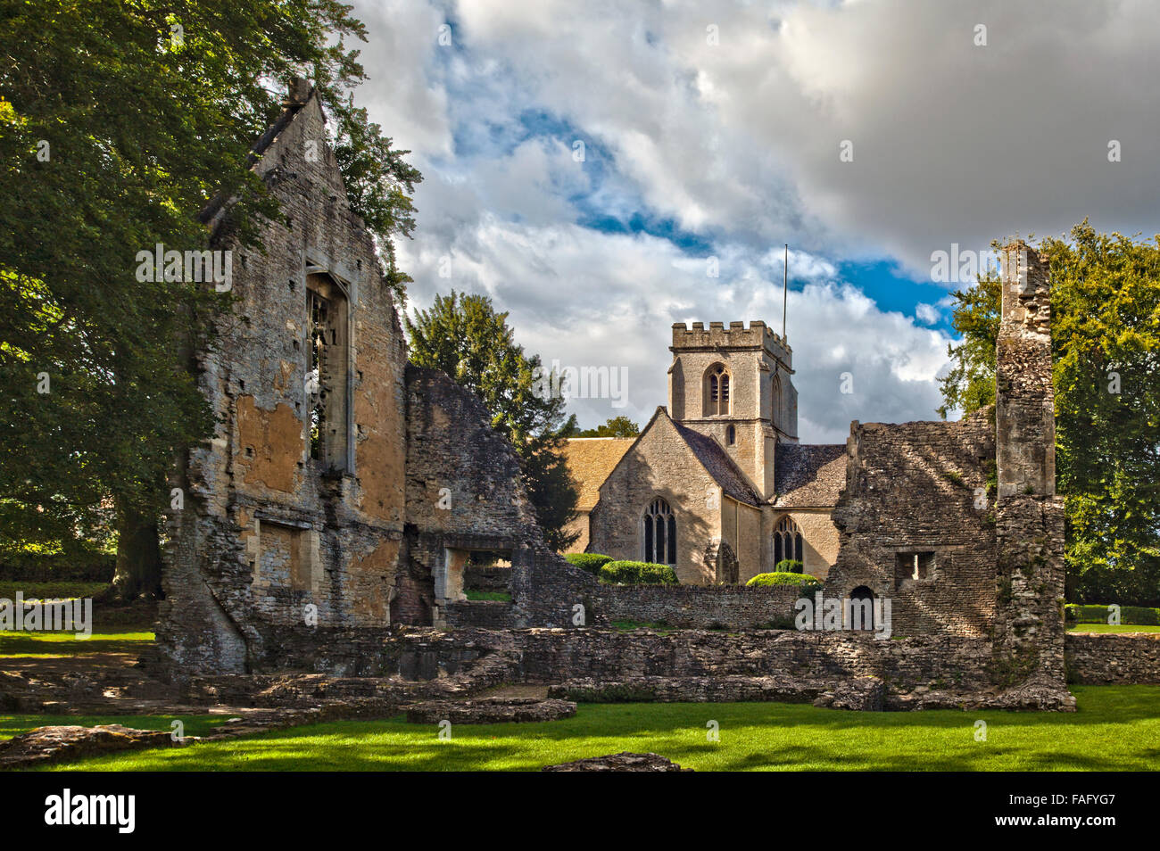 Rovine di Minster Lovell Hall in piedi accanto a St Kenelms chiesa, Minster Lovell, Inghilterra. In una giornata d'estate Foto Stock