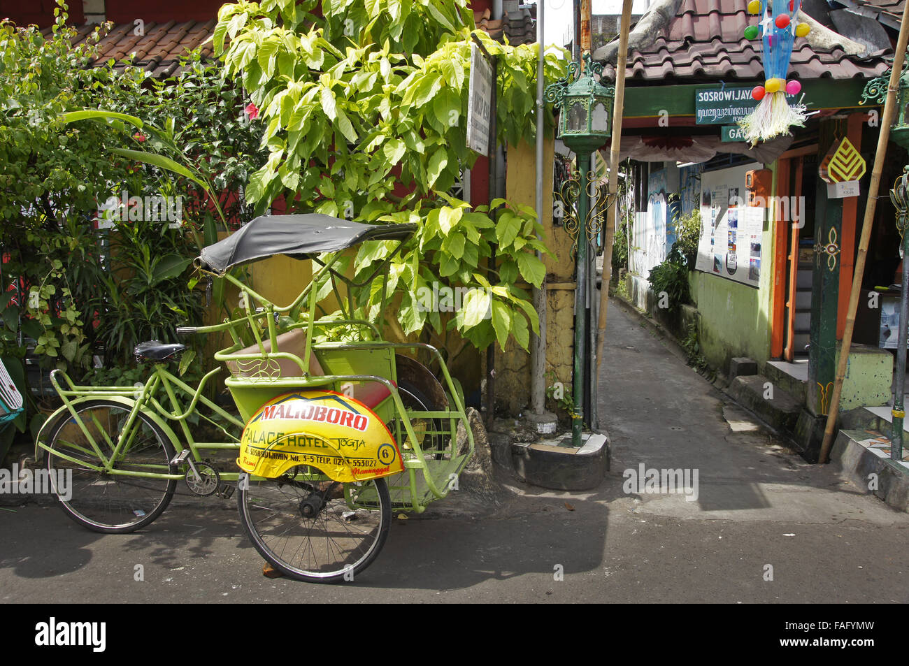 Yogyakarta strada laterale e risciò, Indonesia, Foto Stock