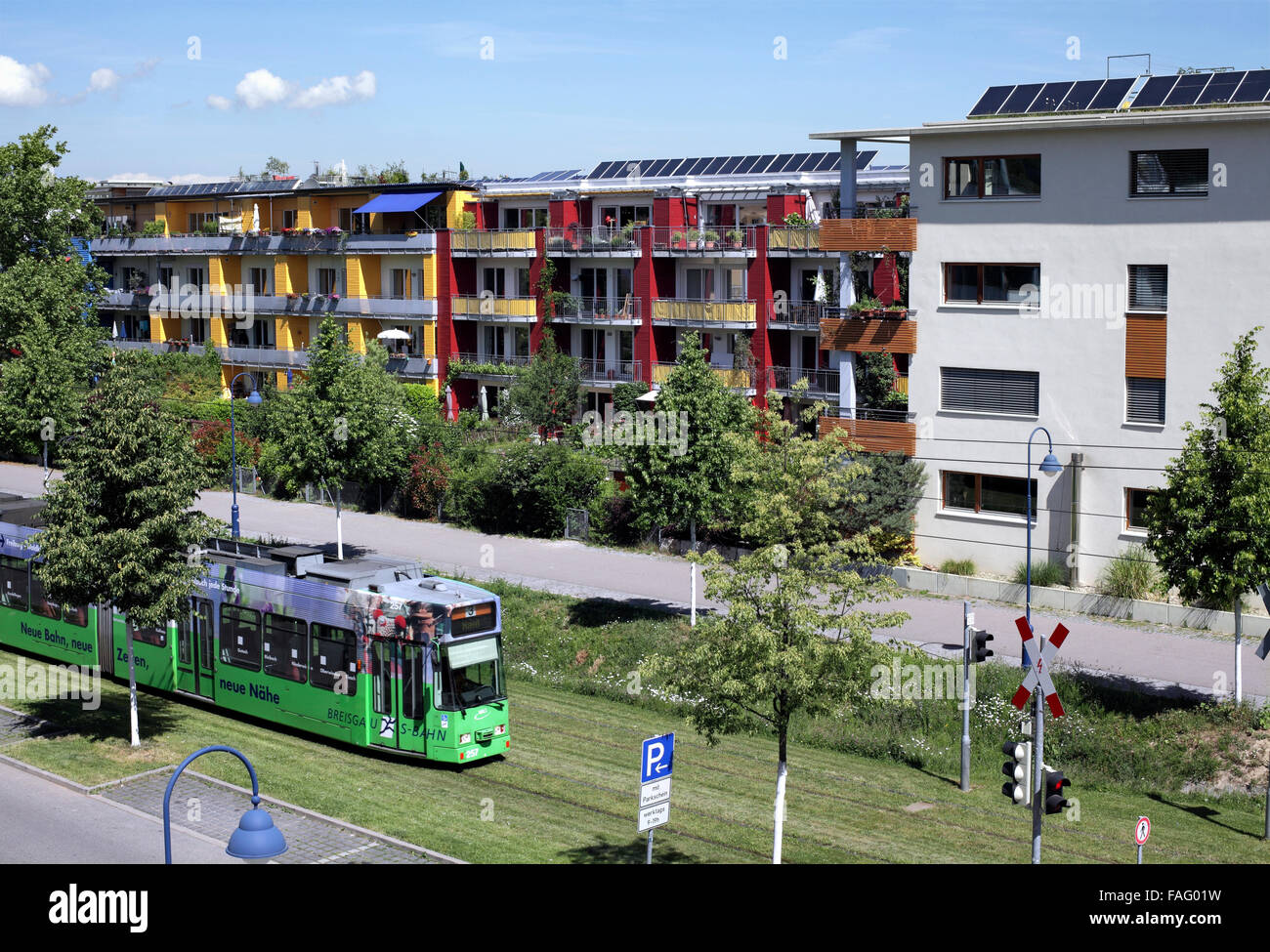 Un tram nel verde sobborgo di Vauban, Freiburg, Germania. (Nota pannelli solari sui tetti.) Foto Stock