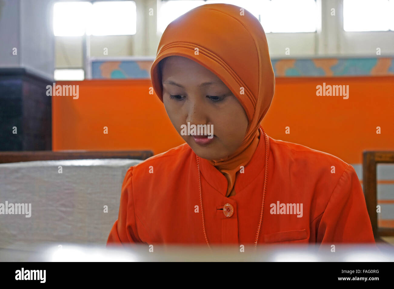 Femmina indonesiano post office clerk Foto Stock