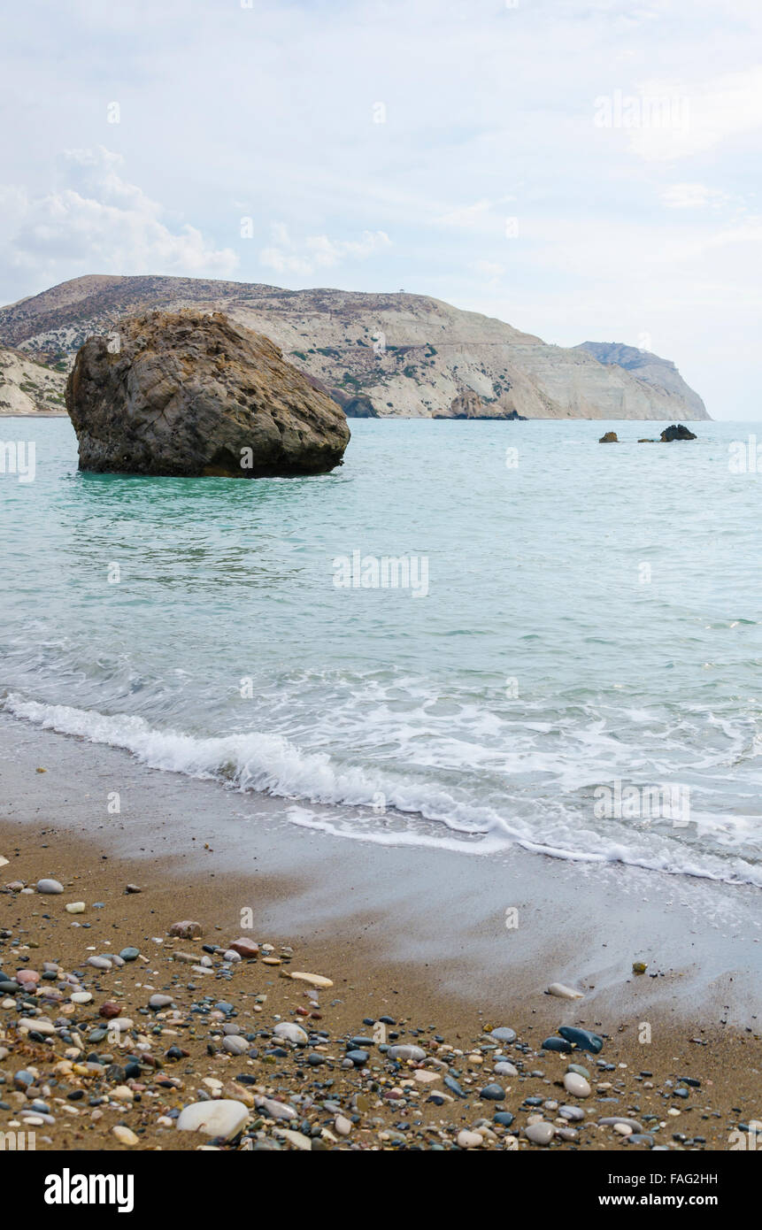 Petra tou Romiou (Rock del Greco), noto anche come Roccia di Afrodite, è un mare pila di Pafos, Cipro Foto Stock