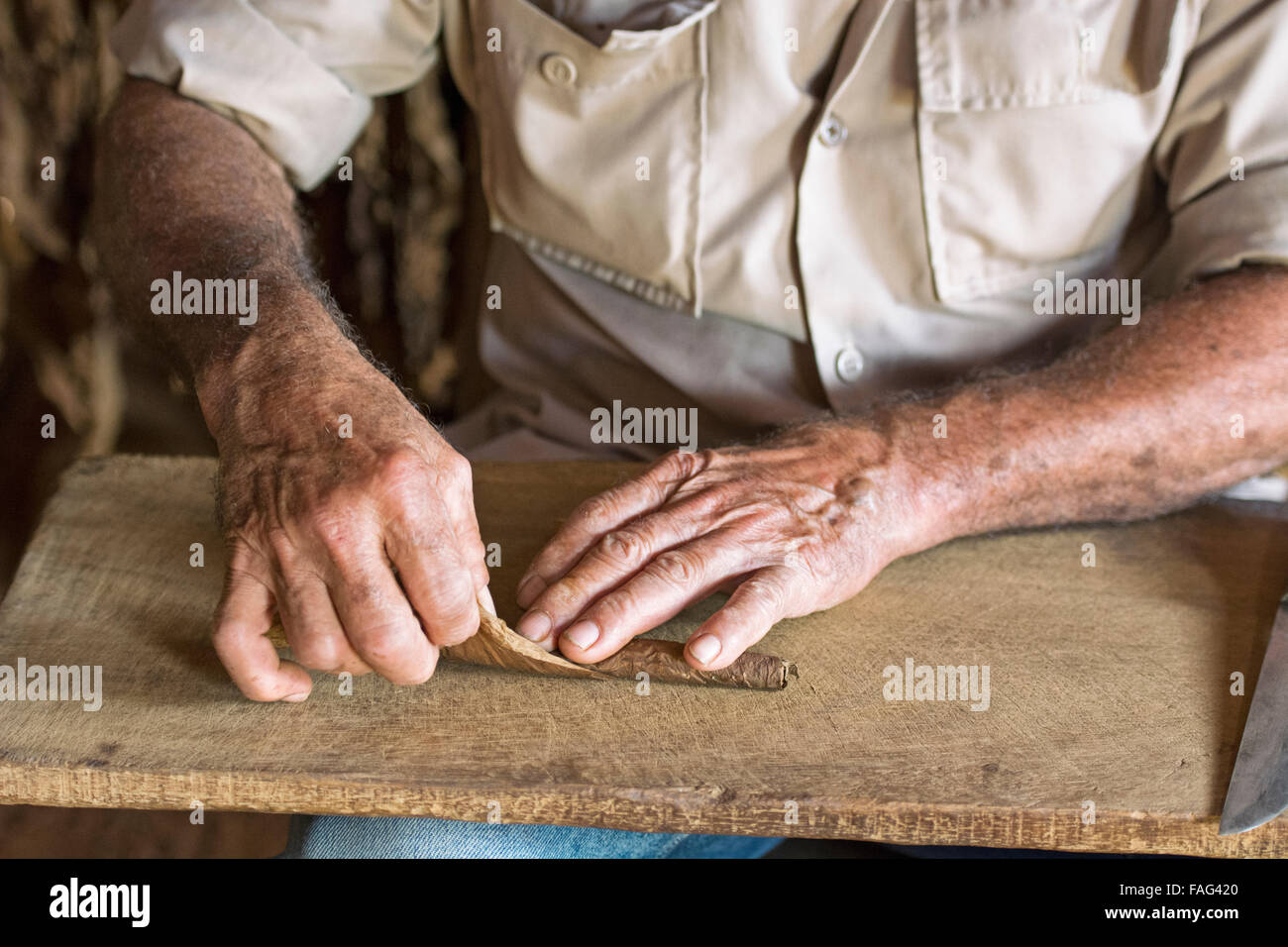 Cuba di rotolamento del sigaro cubano , arrotolate a mano il sigaro Maker Foto Stock