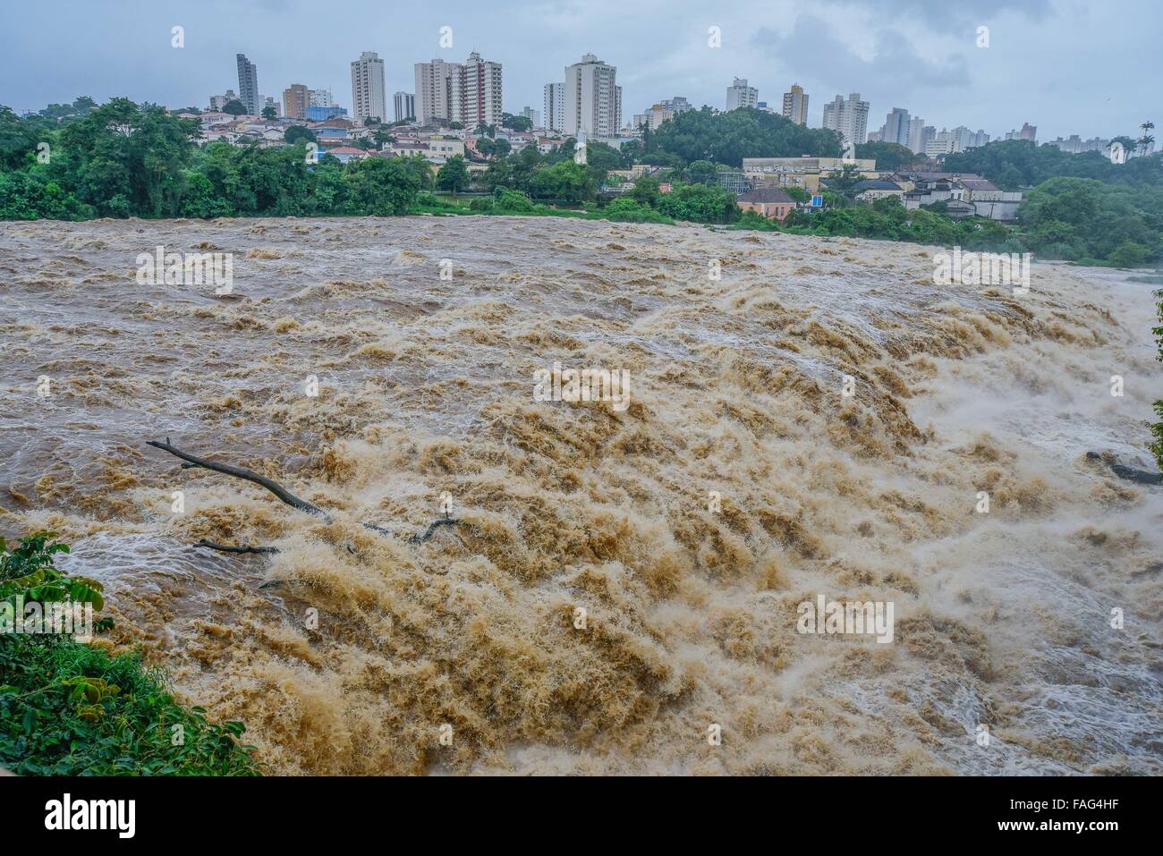 Sao Paulo. 29 Dic, 2015. Foto scattata il 29 dicembre 2015 mostra la vista del fiume Piracicaba nella periferia della città di Piracicaba, stato di Sao Paulo, Brasile. Le forti piogge hanno spazzato attraverso il Paraguay, Argentina, Brasile e Uruguay, che colpisce decine di migliaia di residenti. Credito: Mauricio Bento/Brasile Photo Press/AGENCIA ESTADO/Xinhua/Alamy Live News Foto Stock