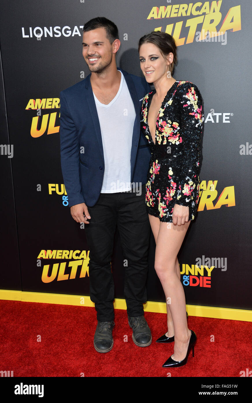 LOS ANGELES, CA - Agosto 18, 2015: Kristen Stewart & Taylor Lautner alla premiere mondiale del suo film "American Ultra' alla Ace Hotel Downtown. Foto Stock