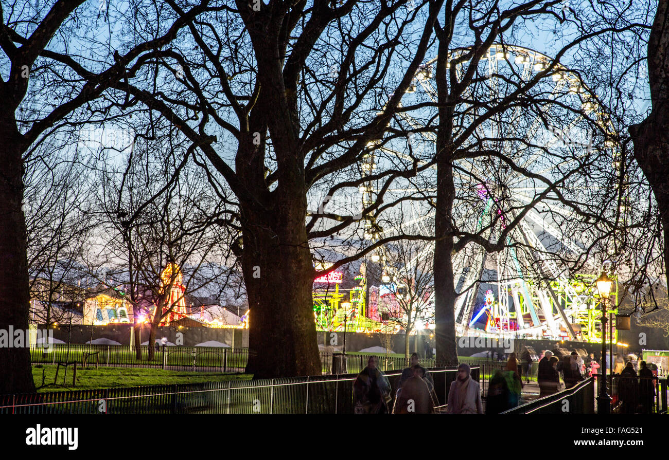 Persone in Winter Wonderland di Hyde Park di notte London REGNO UNITO Foto Stock