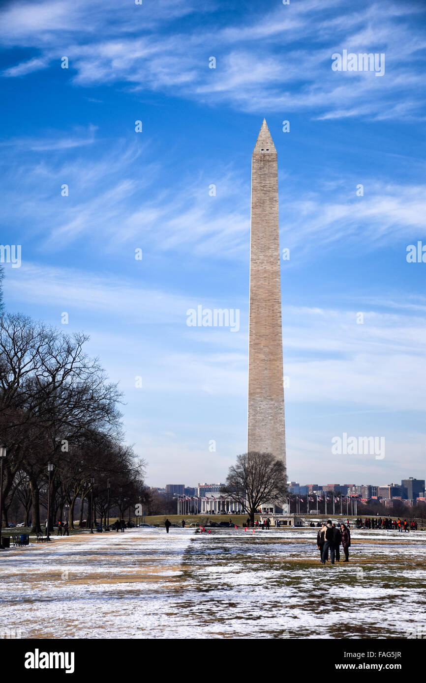 Washington Monument National Mall Washington DC // WASHINGTON DC - il Washington Monument si trova in cima al National Mall. Completato nel 1884, questo imponente obelisco, progettato da Robert Mills, onora George Washington. Con i suoi 555 piedi, 1/8 pollici, era l'edificio più alto del mondo al suo completamento. Foto Stock