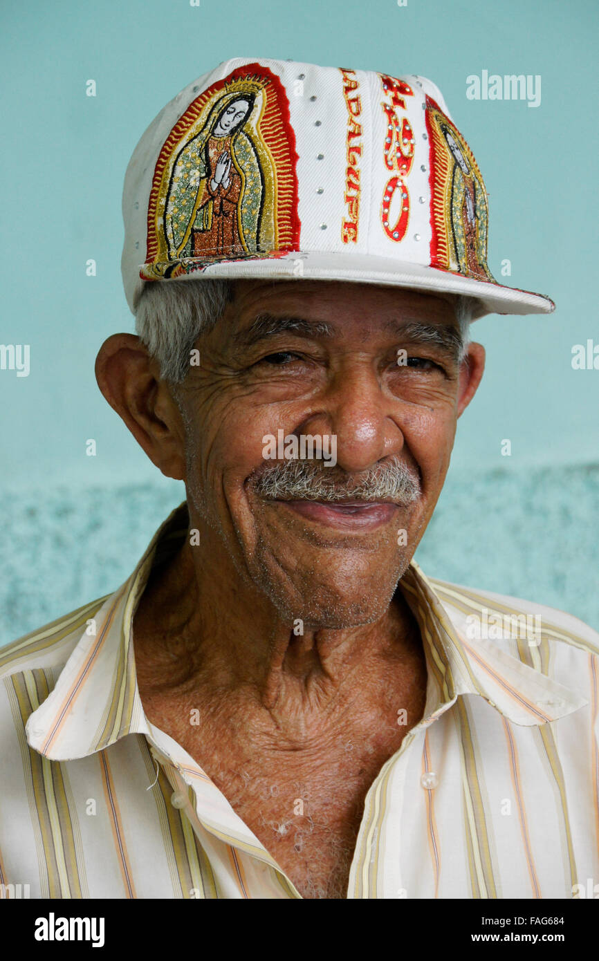 Uomo anziano nel tappo di fantasia, Pinar del Rio, Cuba Foto Stock
