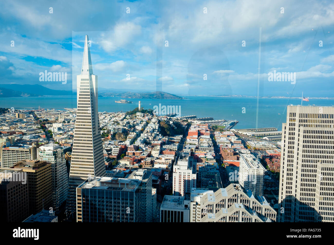 Viste della città di San Francisco da molto in alto in un edificio hotel guardando a Nord verso la baia con Isola di Alcatraz. Foto Stock