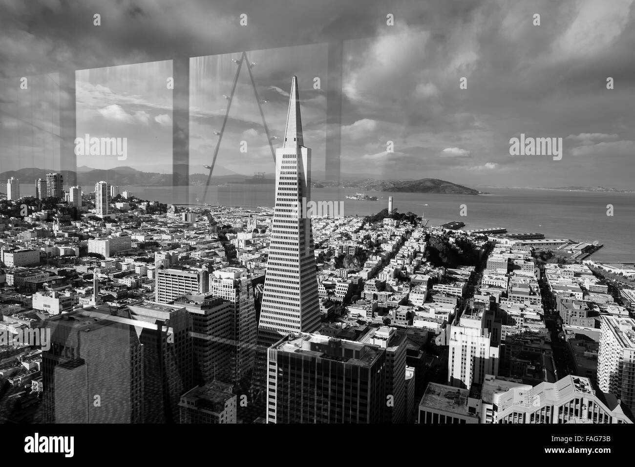 Viste della città di San Francisco da molto in alto in un edificio hotel guardando a Nord verso la baia con Isola di Alcatraz. Foto Stock
