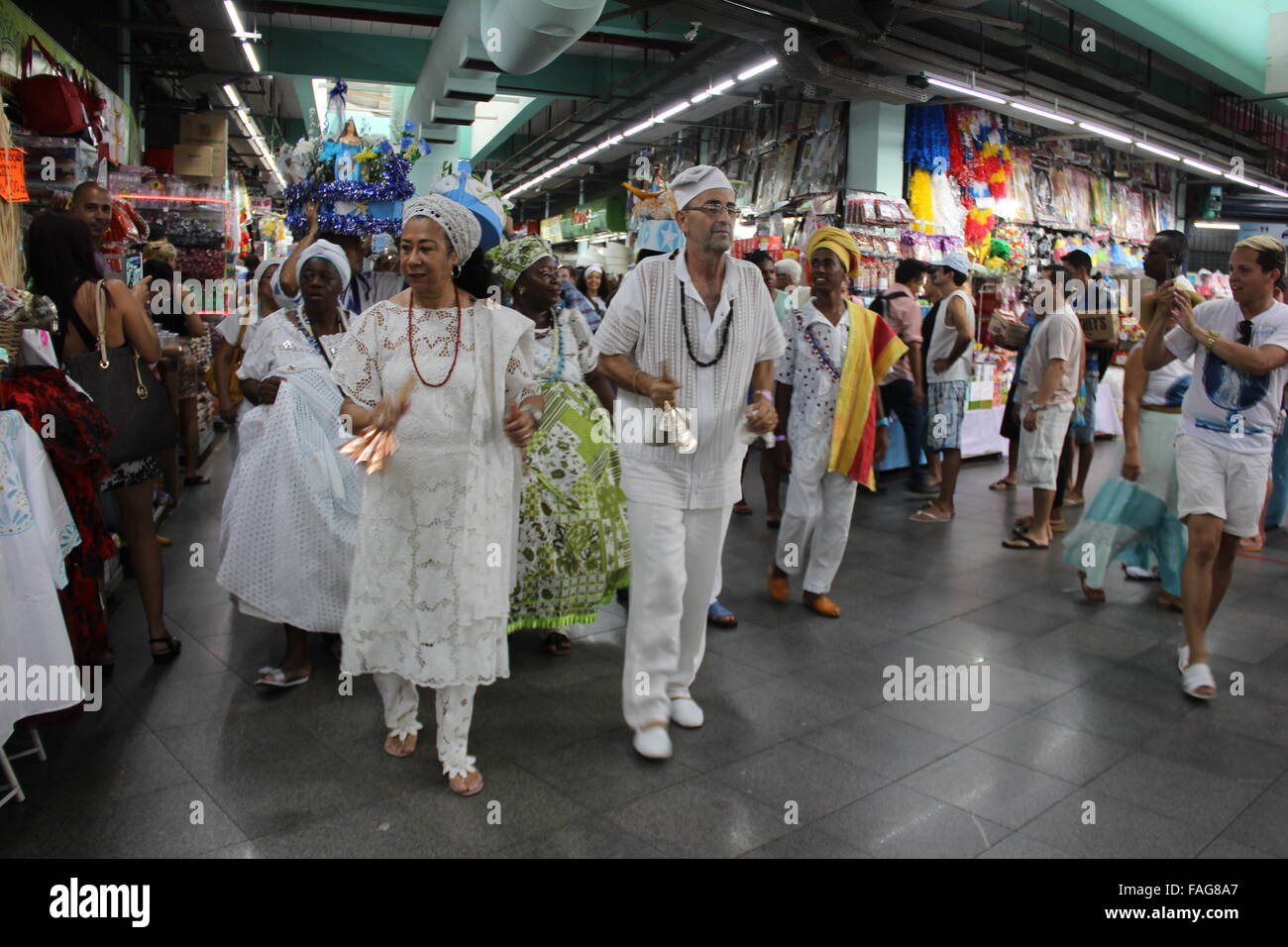 Rio de Janeiro, Brasile, Dicembre 29, 2015: migliaia di locali e turisti celebrare Yemanja, dea del mare a Copacabana. La festa ha iniziato la mattina nel mercato comunale di Madureira (Mercadão de Madureira), il più grande mercato popolare in Brasile. Nel mercato comunale di Madureira ci sono decine di negozi specializzati in articoli religiosi di Umbanda e Candomble. Yemanja è una delle divinità principali adorato dai seguaci di queste religioni. Credito: Luiz Souza/Alamy Live News Foto Stock