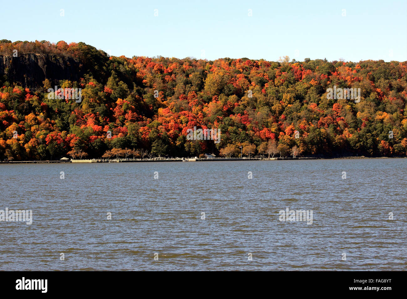 Vista del New Jersey Palisades dalla Yonkers New York waterfront molo sul Fiume Hudson Foto Stock