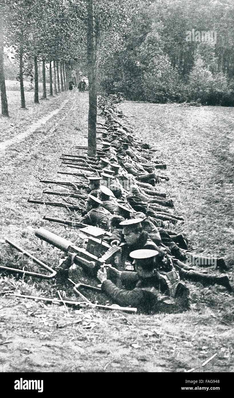 Un britannico brigata navale, inviato ad un aiuto nella difesa di Anversa, tenendo una strada a Lierre. Essi sono sostenuti da una pistola Maxim. La prima guerra mondiale Foto Stock