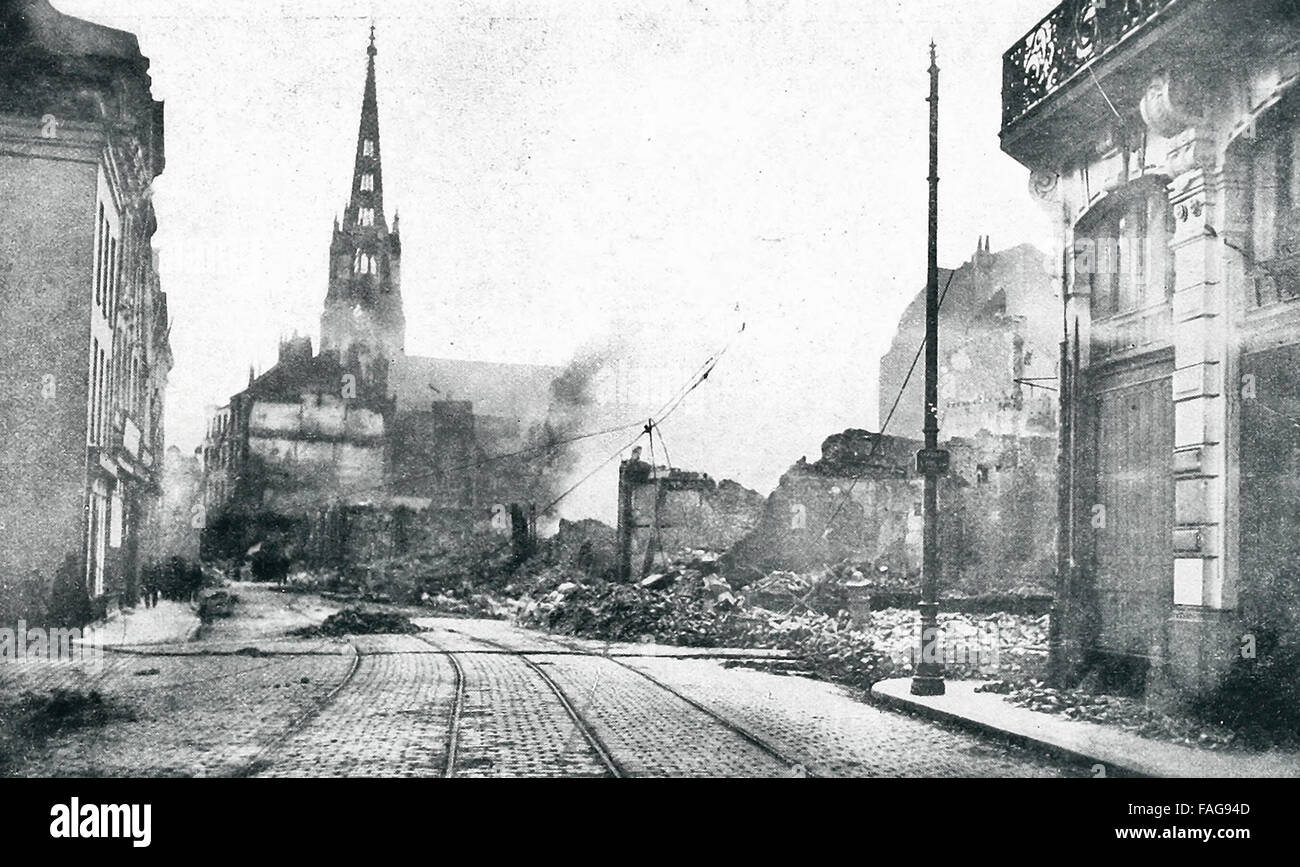 La città di Lille, Francia, sotto il fuoco. Durante ther Grande guerra, questa città subì bombardamenti sia degli Alleati e tedeschi Foto Stock