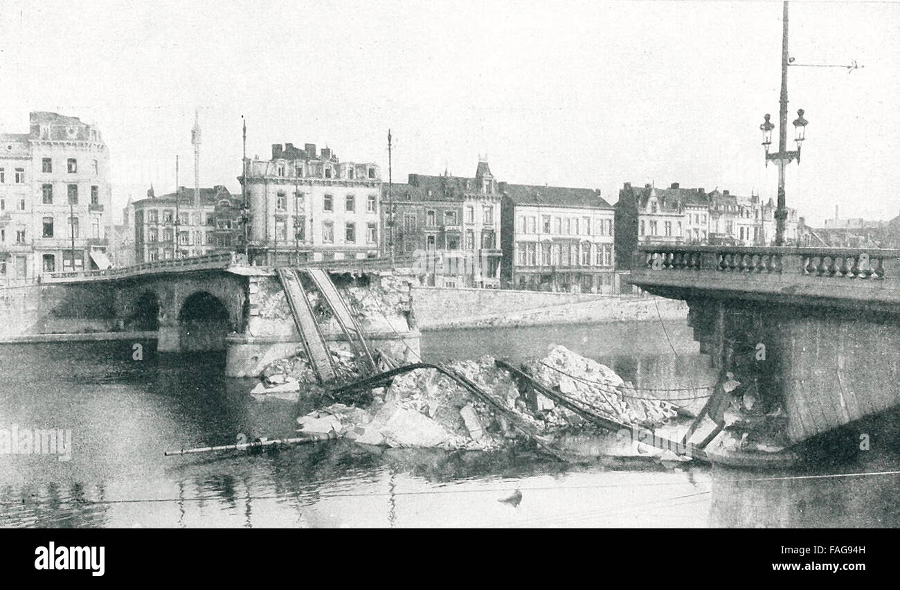Questo ponte sulla Mosa a Liegi è stata soffiata dai belgi di ritardare l'anticipo tedesco. L'esercito tedesco attraversato su pontoni ponti. La prima guerra mondiale Foto Stock
