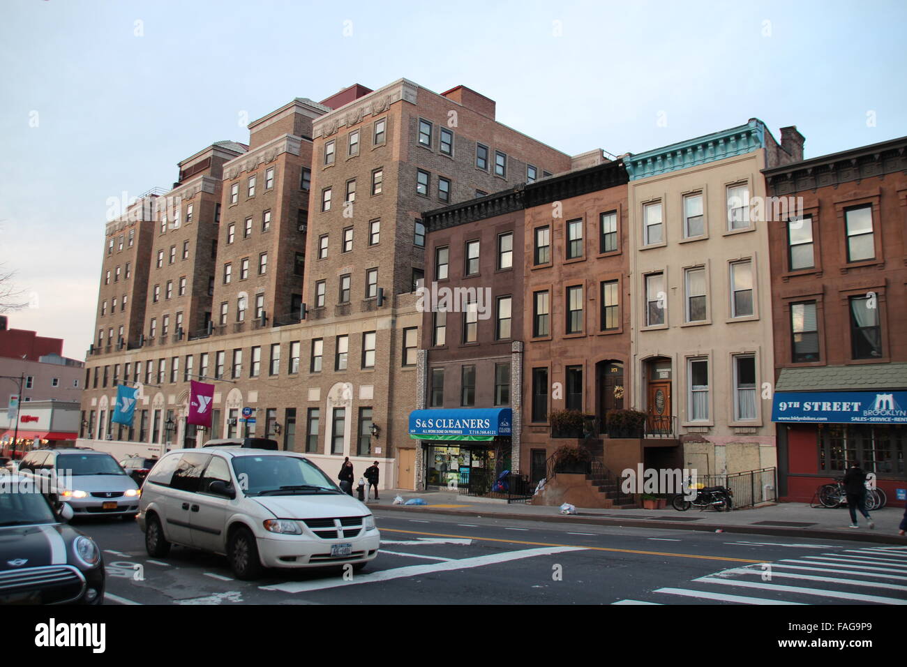 Park Slope, New York, Stati Uniti d'America. 08 Dic, 2015. Auto parcheggiata di fronte il favorito fitness studio del sindaco di New York Bill de Blasio a Park Slope, New York, Stati Uniti d'America, 08 dicembre 2015. Foto: CHRISTINA HORSTEN/dpa/Alamy Live News Foto Stock