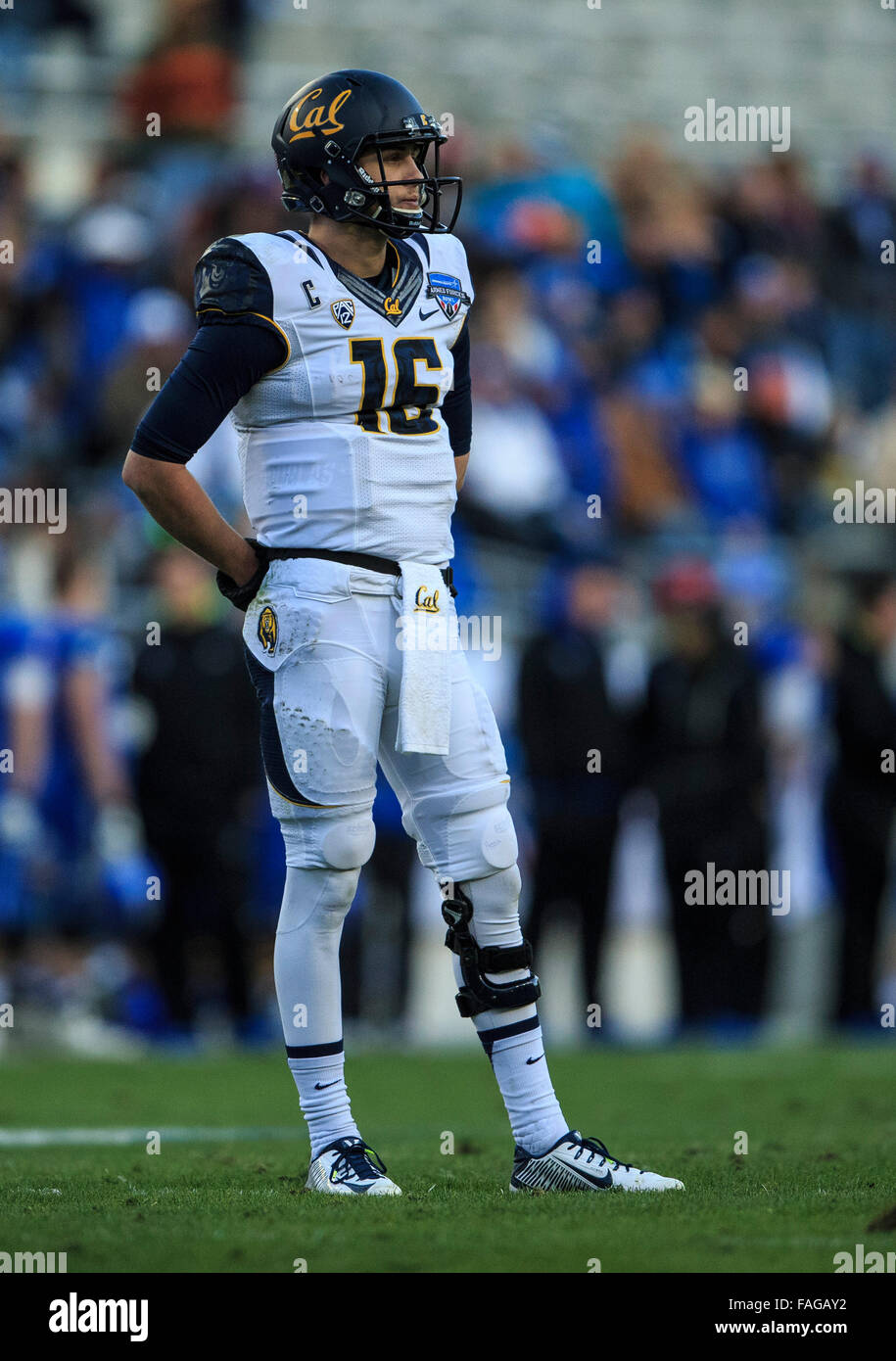 Fort Worth, Texas, Stati Uniti d'America. 29 Dic, 2015. quarterback Jared Goff (16) della California Golden Bears durante il NCAA Lockheed Martin Forze Armate Bowl gioco tra Cal vs Air Force a Amon G. Carter Stadium di Fort Worth, Texas. Credito: csm/Alamy Live News Foto Stock