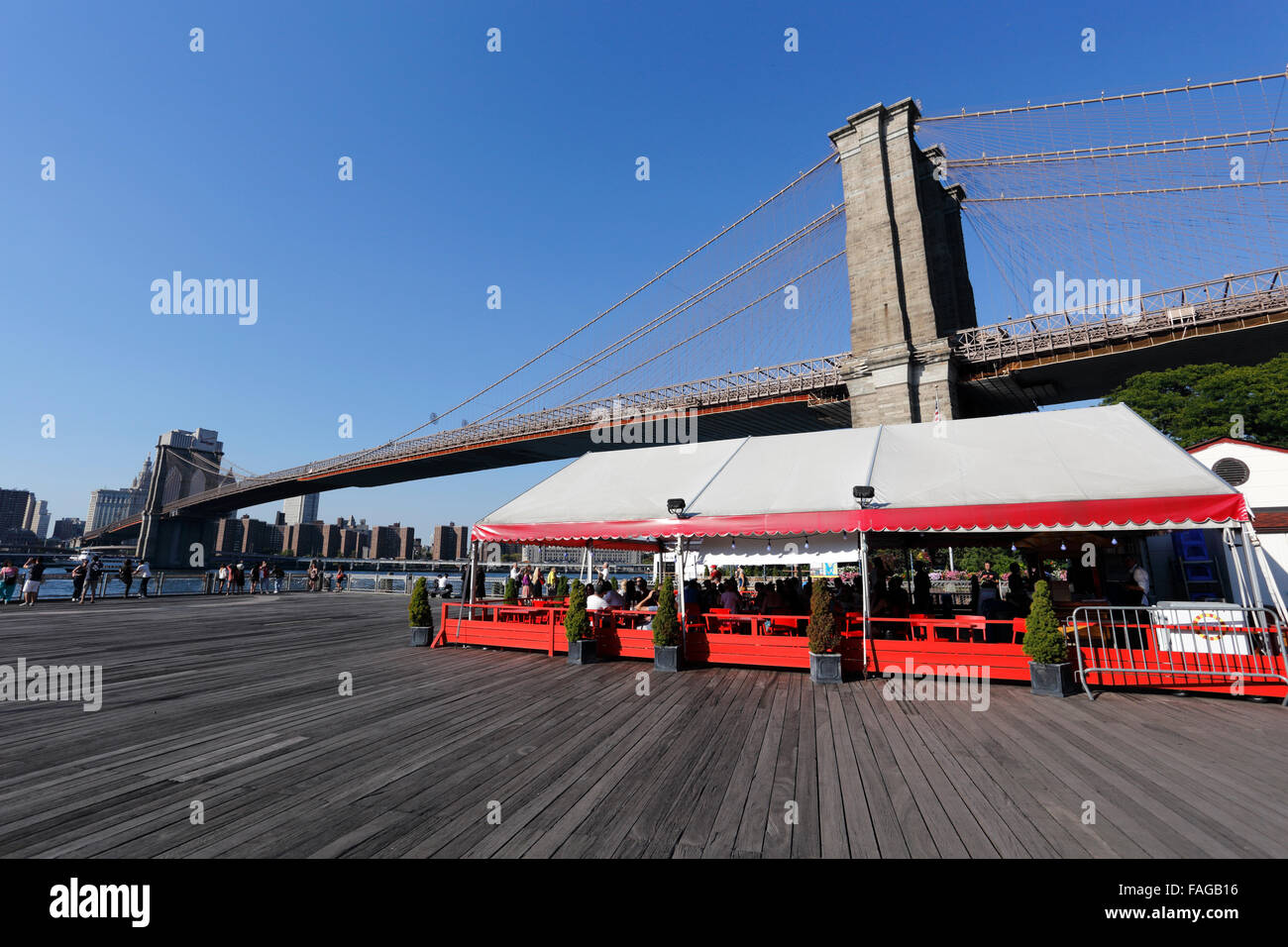Fulton Landing Park sotto il ponte di Brooklyn a New York City Foto Stock