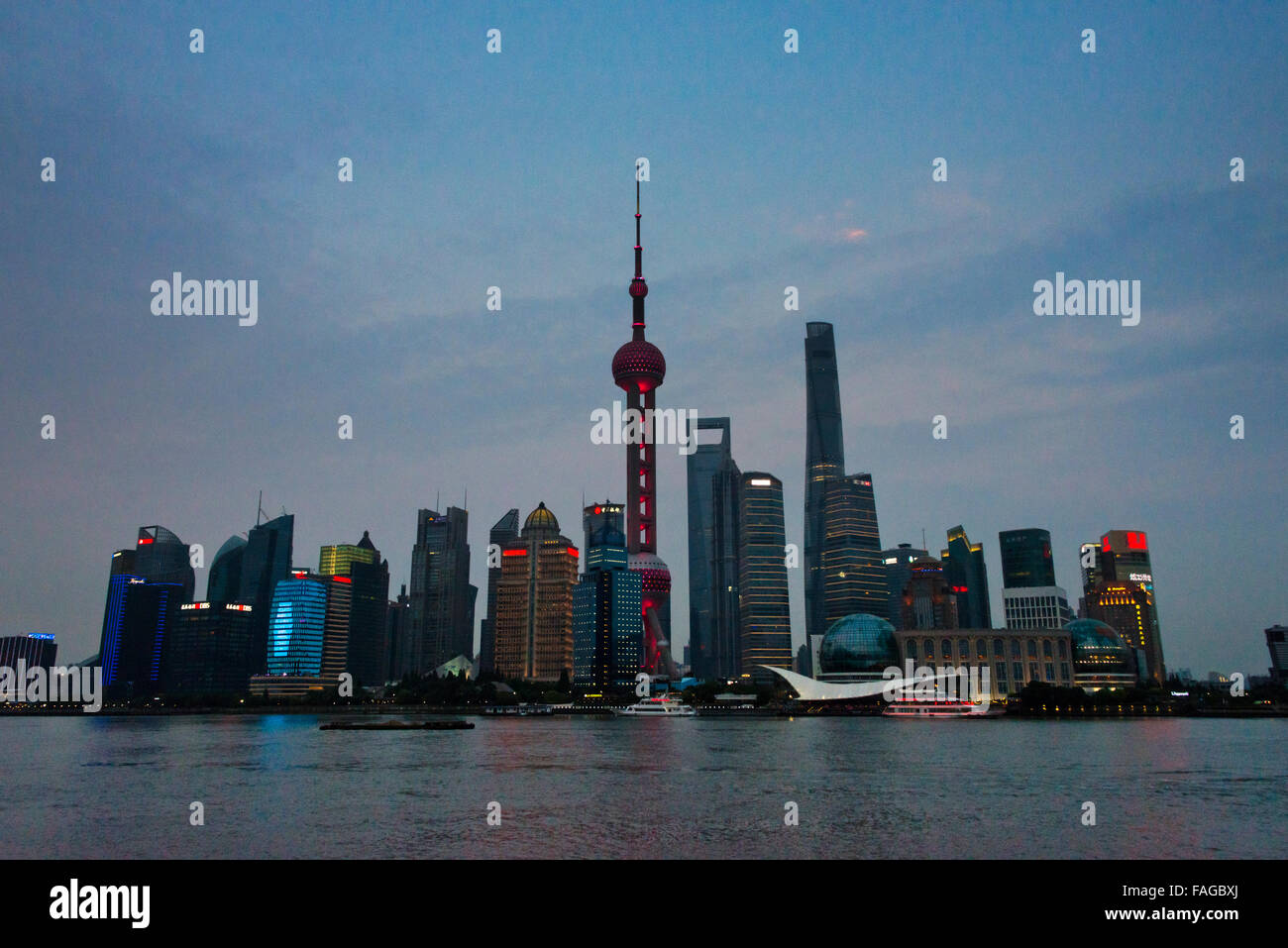Lo skyline di Pudong dal fiume Huangpu al crepuscolo, Shanghai, Cina Foto Stock