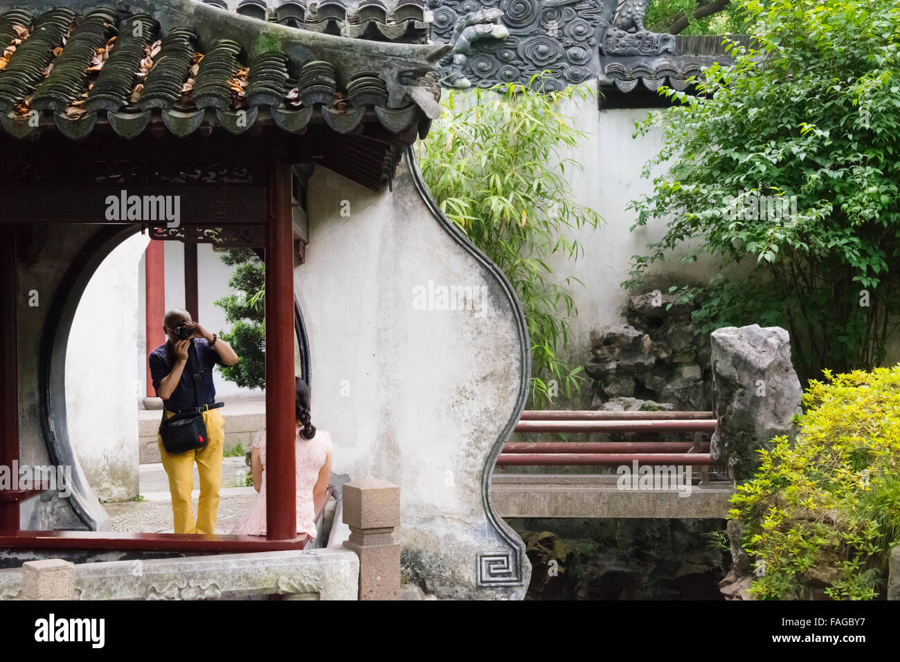 Tourist fotografare all'interno Il Giardino di Yuyuan, Shanghai, Cina Foto Stock