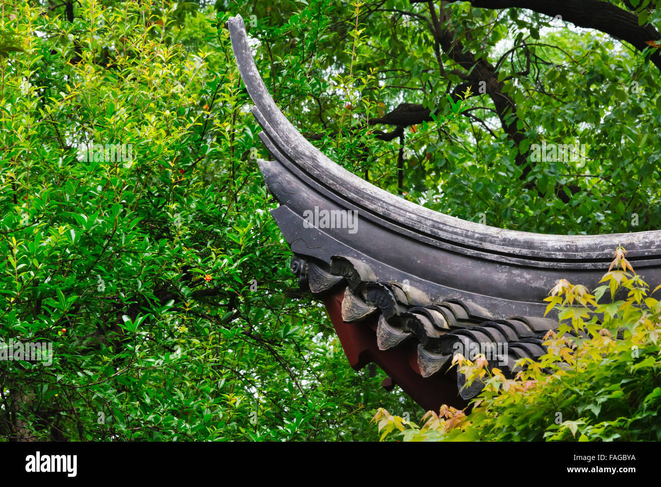 Gronda rovesciata della costruzione tradizionale in Il Giardino di Yuyuan, Shanghai, Cina Foto Stock