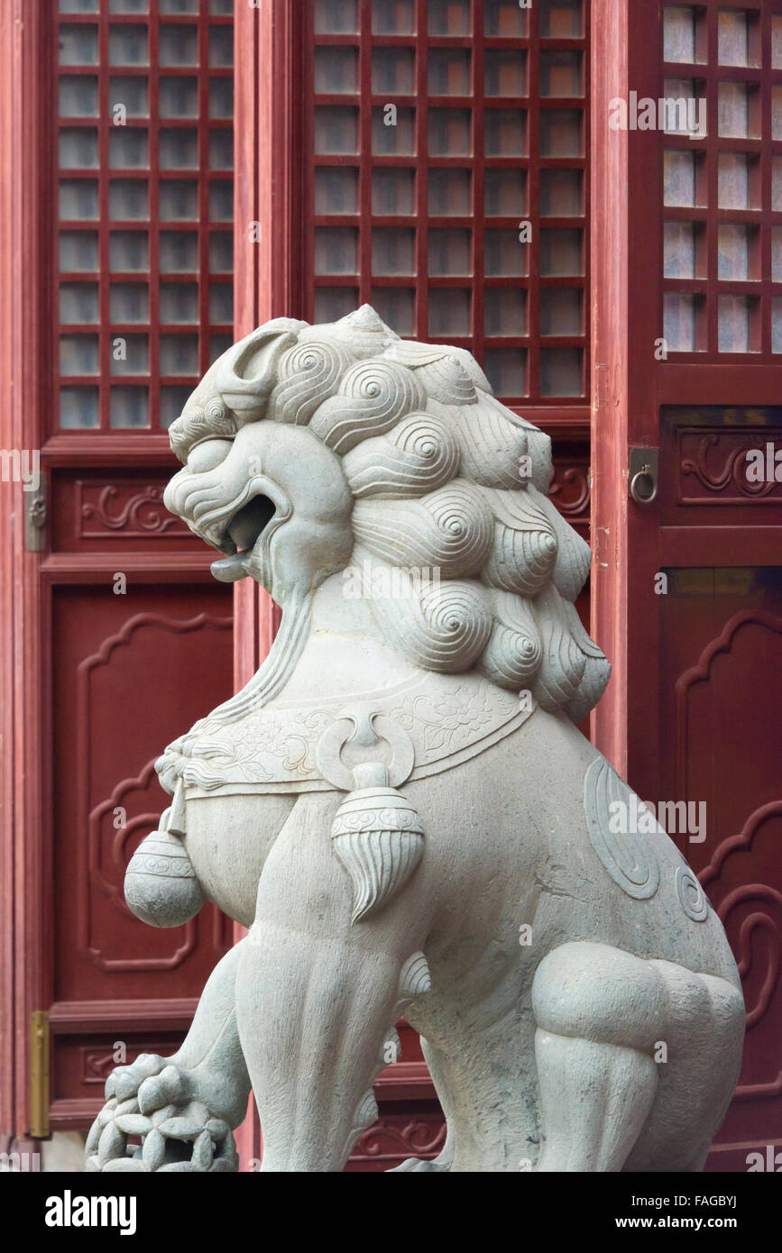 Statua di Lion, Chenghuang Temple (Città tempio di Dio), Shanghai, Cina Foto Stock