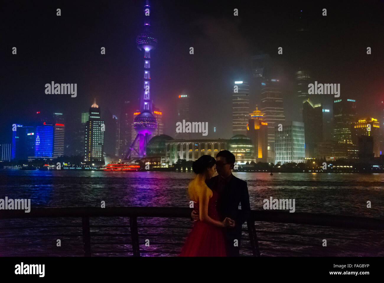 Sposi sul Bund dal fiume Huangpu, Pudong skyline dominato da Oriental Pearl TV Tower in distanza, Shanghai, Cina Foto Stock