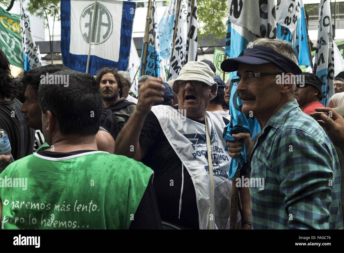 Città di Buenos Aires, Buenos Aires, Argentina. 29 Dic, 2015. Diverse associazioni, gruppi e i sindacati si riuniscono insieme per la protesta.ATE - Asociacion Trabajadores del Estado (stato lavoratore unione) protesta in Buenos Aires il 29.12.2014 guidato da Hugo ''Cachorro'' Godoy, il nuovo Segretario generale che rivendicano per il nuovo stipendio discussioni, extra Bonus di dicembre e la stabilità del futuro stato occupazioni. Credito: Pietro Bauza/ZUMA filo/Alamy Live News Foto Stock