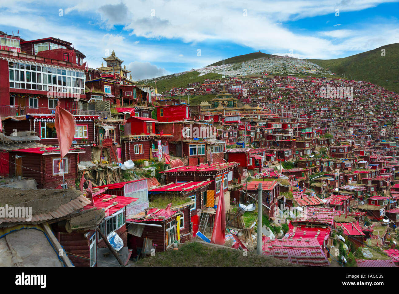 Registro rosso cabine vissuto da monache e monaci che copre il lato montagna, Seda Larong Wuming Istituto Buddista, garze, Sichuan, in Cina Foto Stock