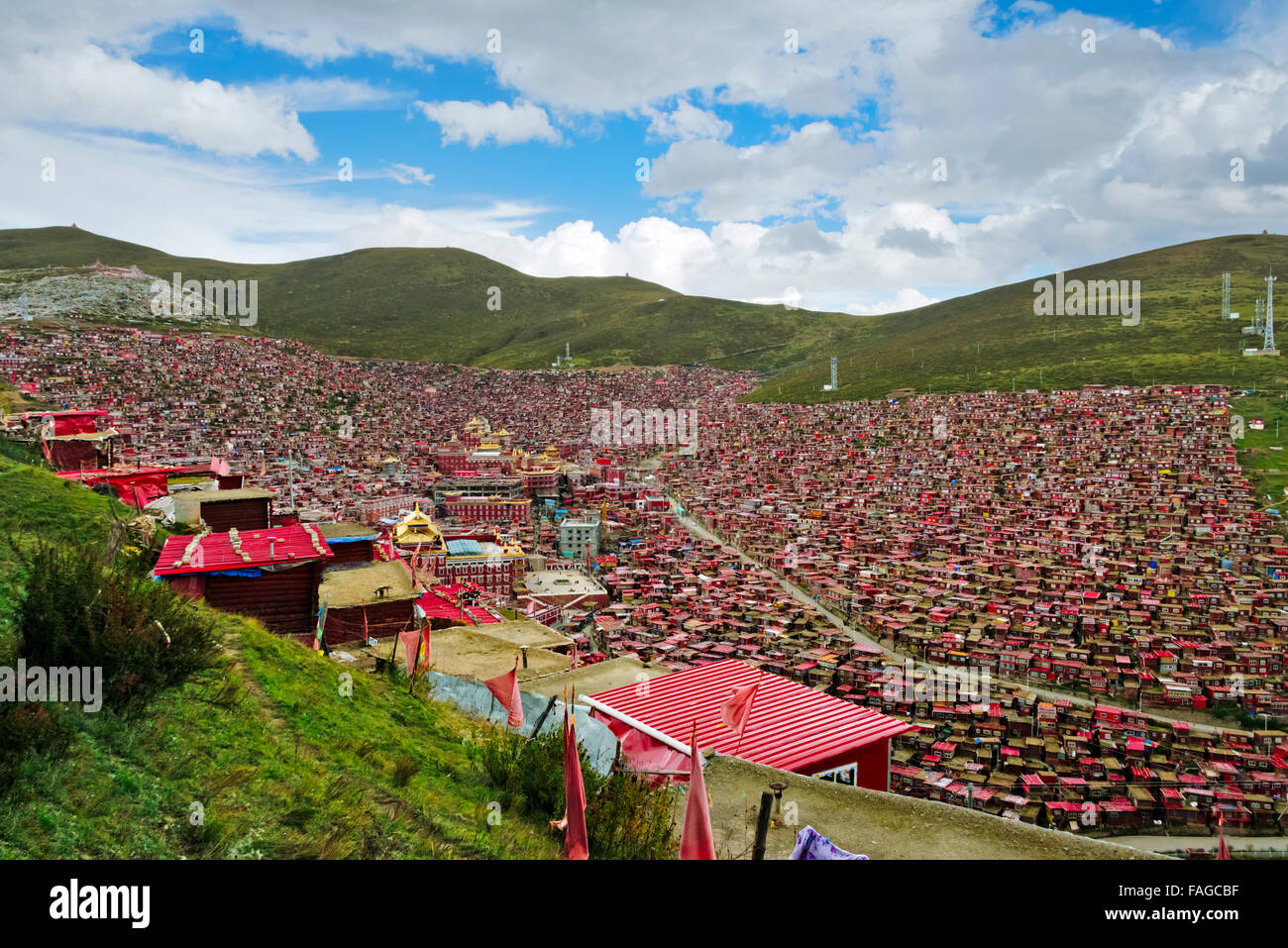 Registro rosso cabine vissuto da monache e monaci che copre il lato montagna, Seda Larong Wuming Istituto Buddista, garze, Sichuan, in Cina Foto Stock