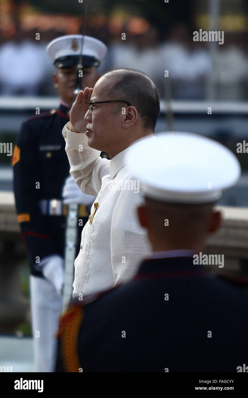 Manila, Filippine. 30 Dic, 2015. Il presidente filippino Benigno Aquino III (C) porta la commemorazione del 119° anniversario della morte di filippini di eroe nazionale Jose Rizal al Rizal Park di Manila, Filippine, 30 dic. 2015. Philippine National hero Jose Rizal, salutato come un grande patriota filippino, è stata il precursore dell indipendenza del paese il movimento. Egli è stato ucciso da colonialists spagnola il 30 dicembre, 1896. Credito: Rouelle Umali/Xinhua/Alamy Live News Foto Stock