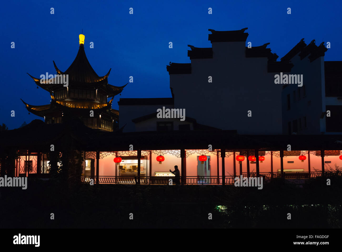 Vista notturna di case lungo il fiume Qinhuai, Nanjing, provincia dello Jiangsu, Cina Foto Stock