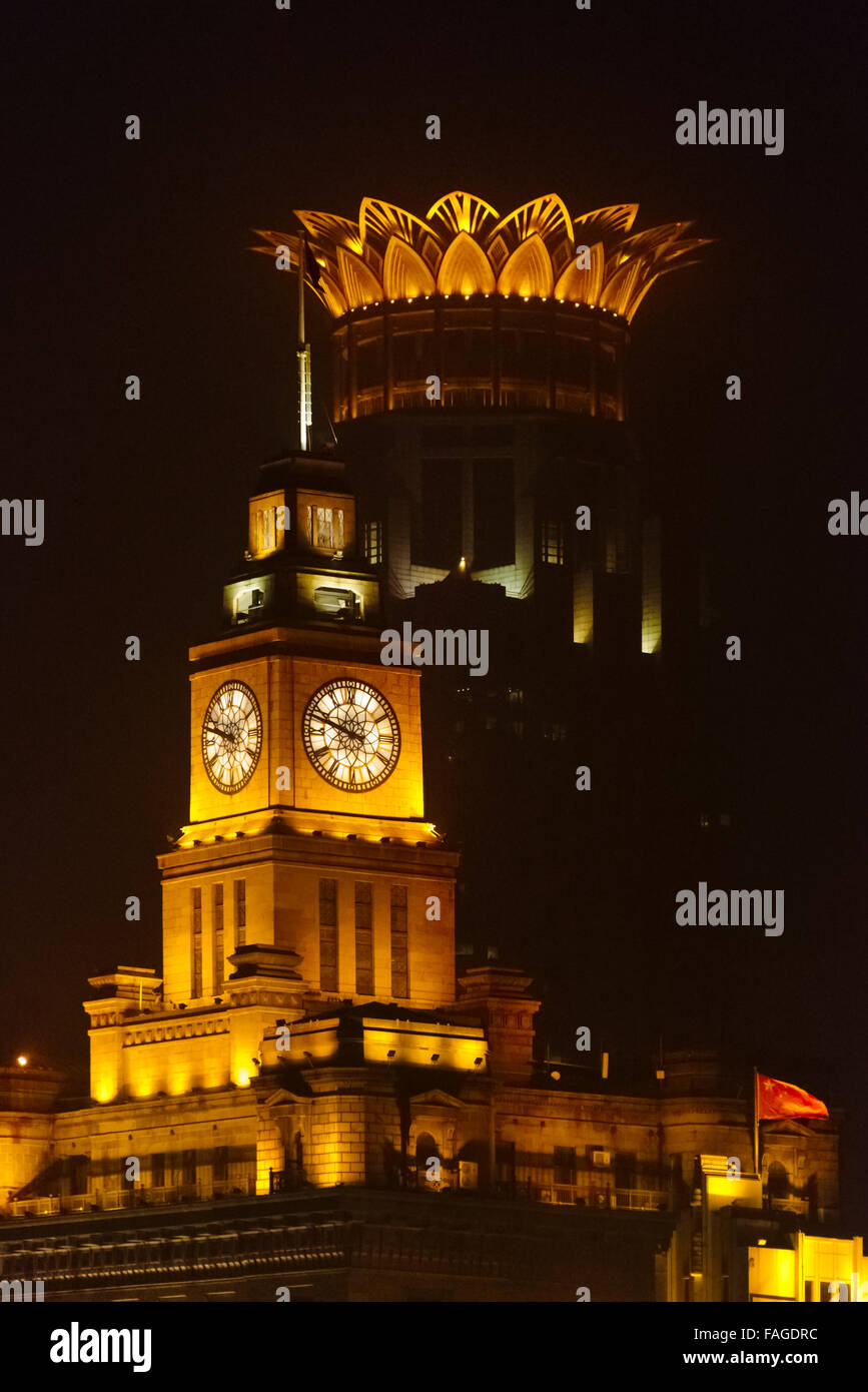Vista notturna di edifici coloniali, casa doganale e Bund Center, sul Bund, Shanghai, Cina Foto Stock