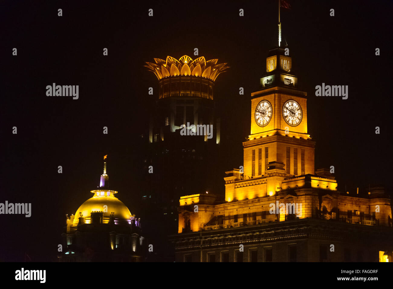Vista notturna di edifici coloniali, casa doganale, Bund Center e HSBC Building (da destra a sinistra), Sul Bund, Shanghai, Cina Foto Stock