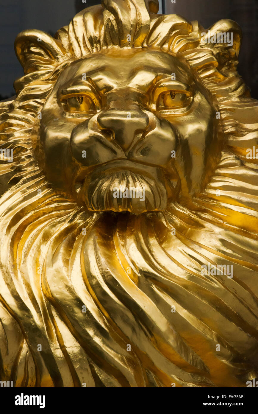 Golden Lion statua che si trova nella parte anteriore di un alto luogo, Guangzhou, nella provincia di Guangdong, Cina Foto Stock