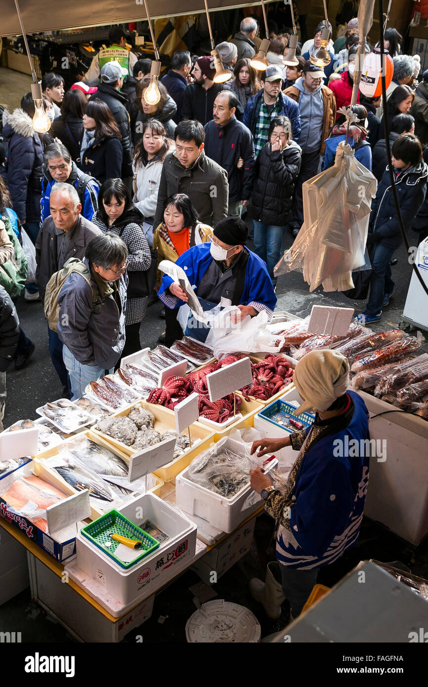 A fine anno gli acquirenti considerano a vari prodotti lungo le strade di Ameyoko in Ueno su dicembre 30, 2015, Tokyo, Giappone. Ameya Yokocho, spesso chiamato ''Ameyoko, '' è una stretta strada del mercato riempito con più di 500 rivenditori ed è un popolare luogo di acquistare generi alimentari in preparazione per il nuovo decennio, che è una delle più importanti feste in Giappone. © Rodrigo Reyes Marin/AFLO/Alamy Live News Foto Stock