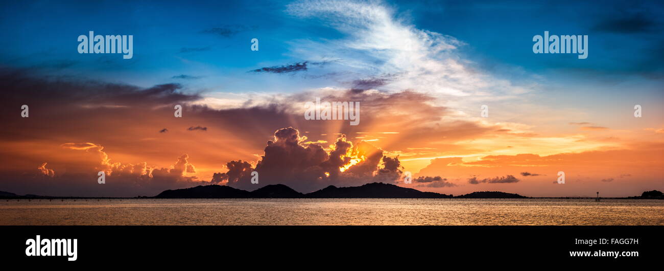 Colori rosso e oro dell'alba e del tramonto. Foto Stock