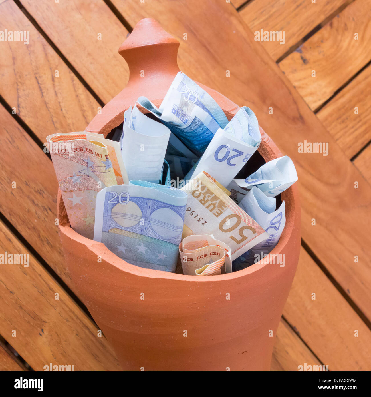 Le banconote in euro in argilla rotto salvadanaio Foto Stock