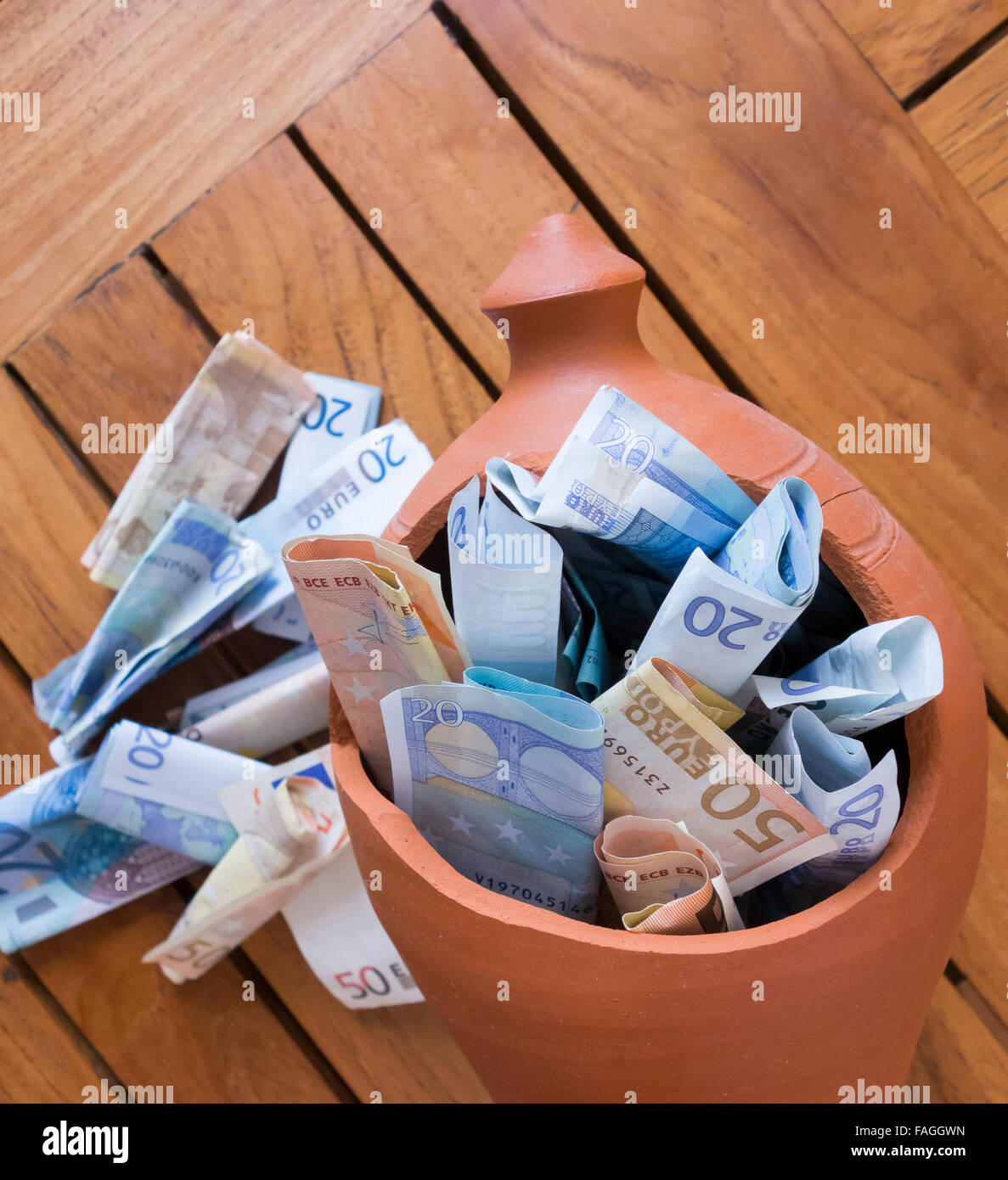 Le banconote in euro in argilla rotto salvadanaio Foto Stock