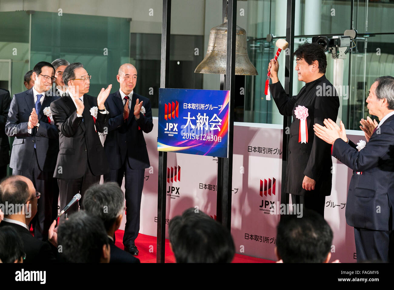 Tokyo, Giappone. 29 Dic, 2015. Conduttore giapponese Yutaka Sado, secondo da destra, suona il campanello durante la sessione finale dell'anno cerimonia presso la Borsa di Tokyo (TSE) Il 30 dicembre 2015, Tokyo, Giappone. Il Nikkei Stock rose media 51.48 punti o 0,27% a 19,033.71, il annuo più elevato livello di chiusura in 19 anni sul suo ultimo giorno di negoziazione del 2015. Credito: Rodrigo Reyes Marin/AFLO/Alamy Live News Foto Stock