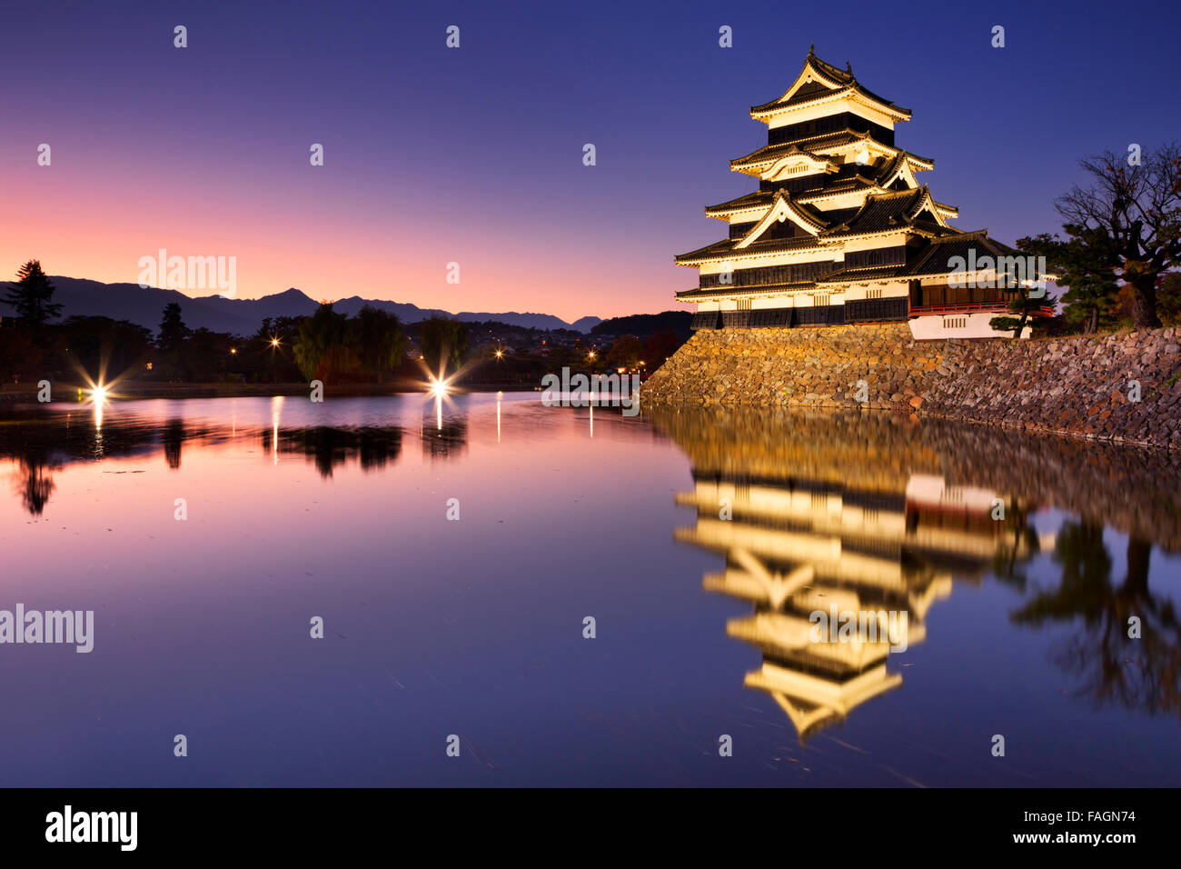 Il Castello Matsumoto (Matsumoto-jo, 松本城) nella città di Matsumoto, Giappone durante la notte. Foto Stock