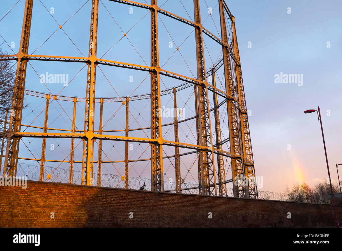 Il gas Garston titolari in un drammatico luce di primavera in Liverpool. Queste icone di industriale in Inghilterra sono dissapearing veloce Foto Stock