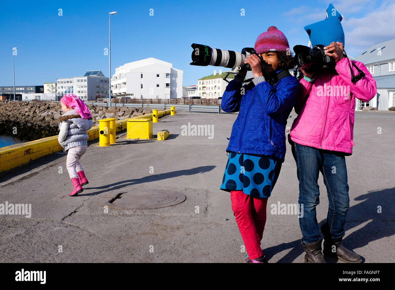 I bambini giocano con le fotocamere e fotografia nel porto di Isafjordur, una città isolata nel Westfjords dell Islanda. Foto Stock