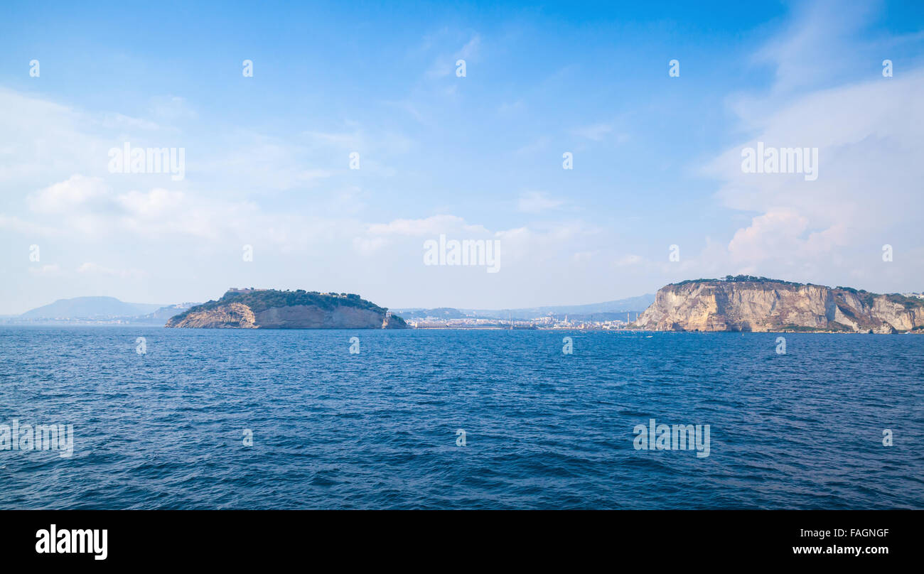 Mare Mediterraneo e della baia di Napoli, costiera paesaggio estivo Foto Stock