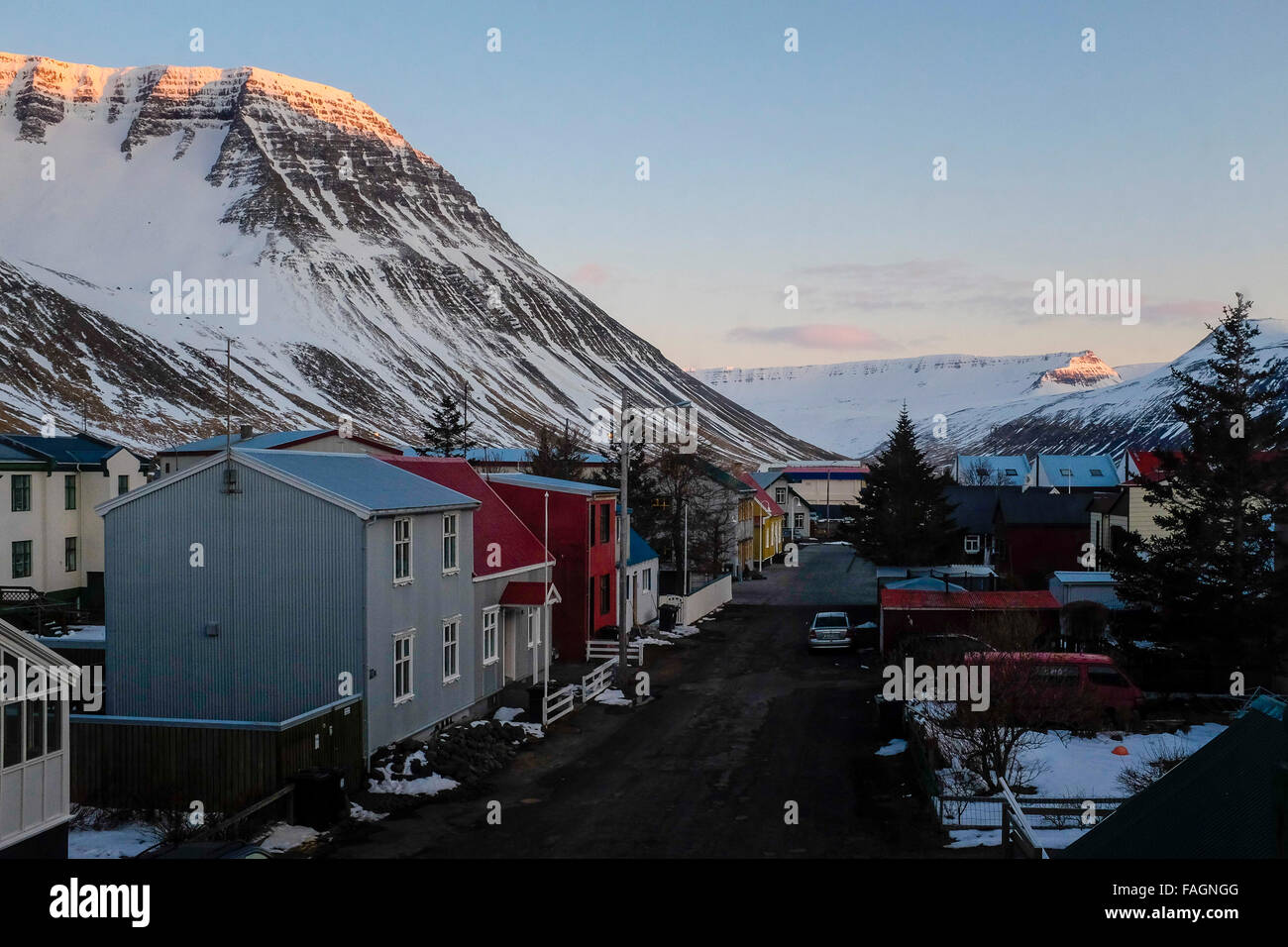Il centro della città isafjordur al tramonto contro il drammatico delle colline e delle montagne dietro a ovest di fiordi del Nord Islanda Foto Stock